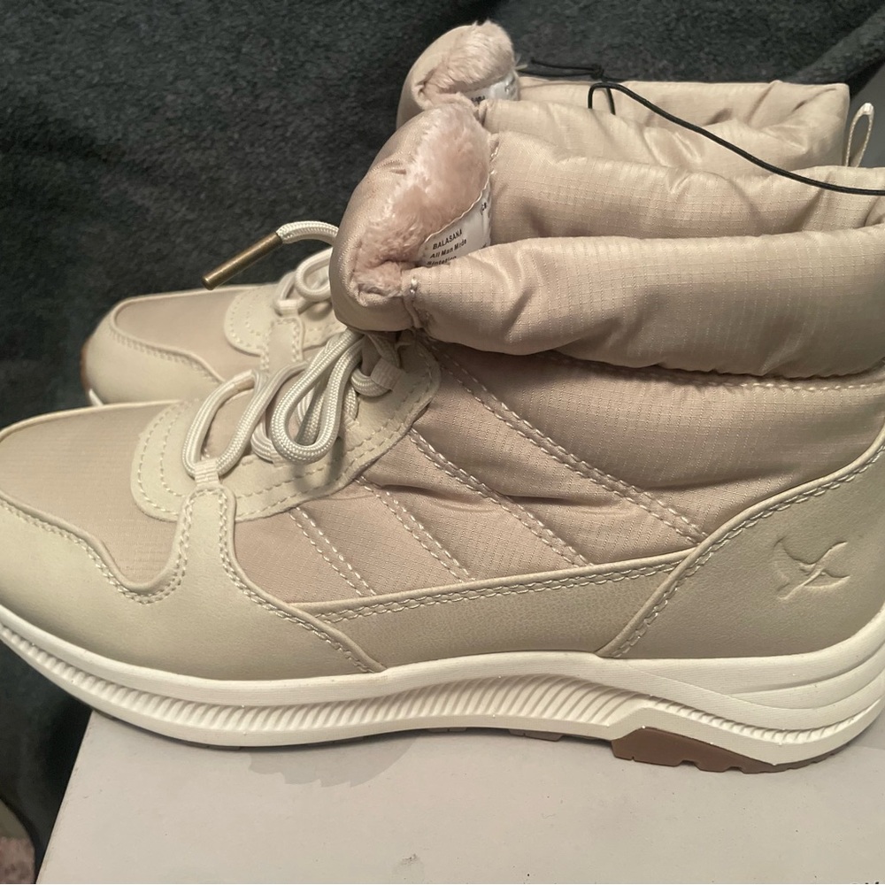 Eddie Bauer Women's Beige Winter Boots